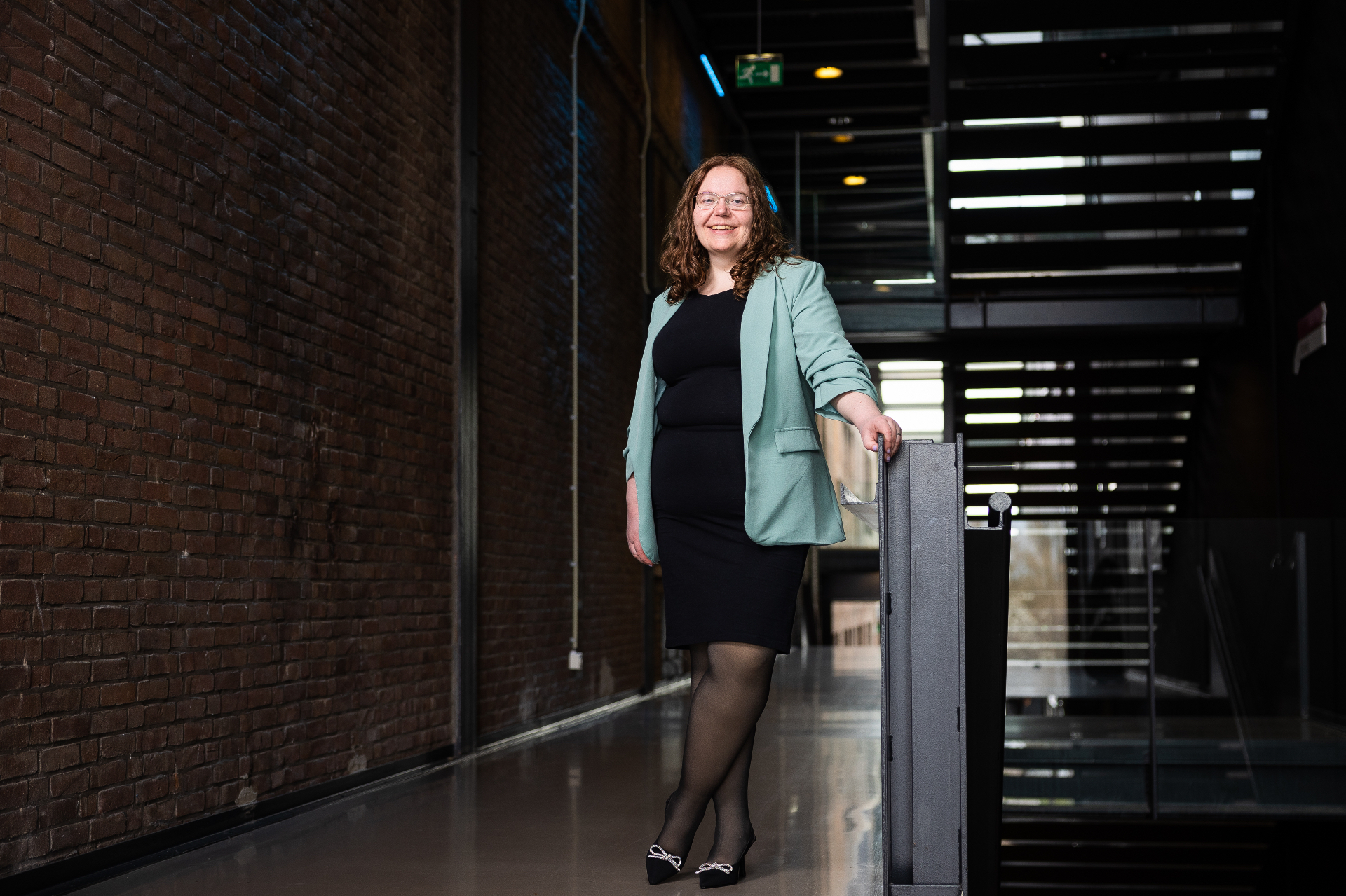 Mirjam van der Stelt in een bedrijfspand in Breda