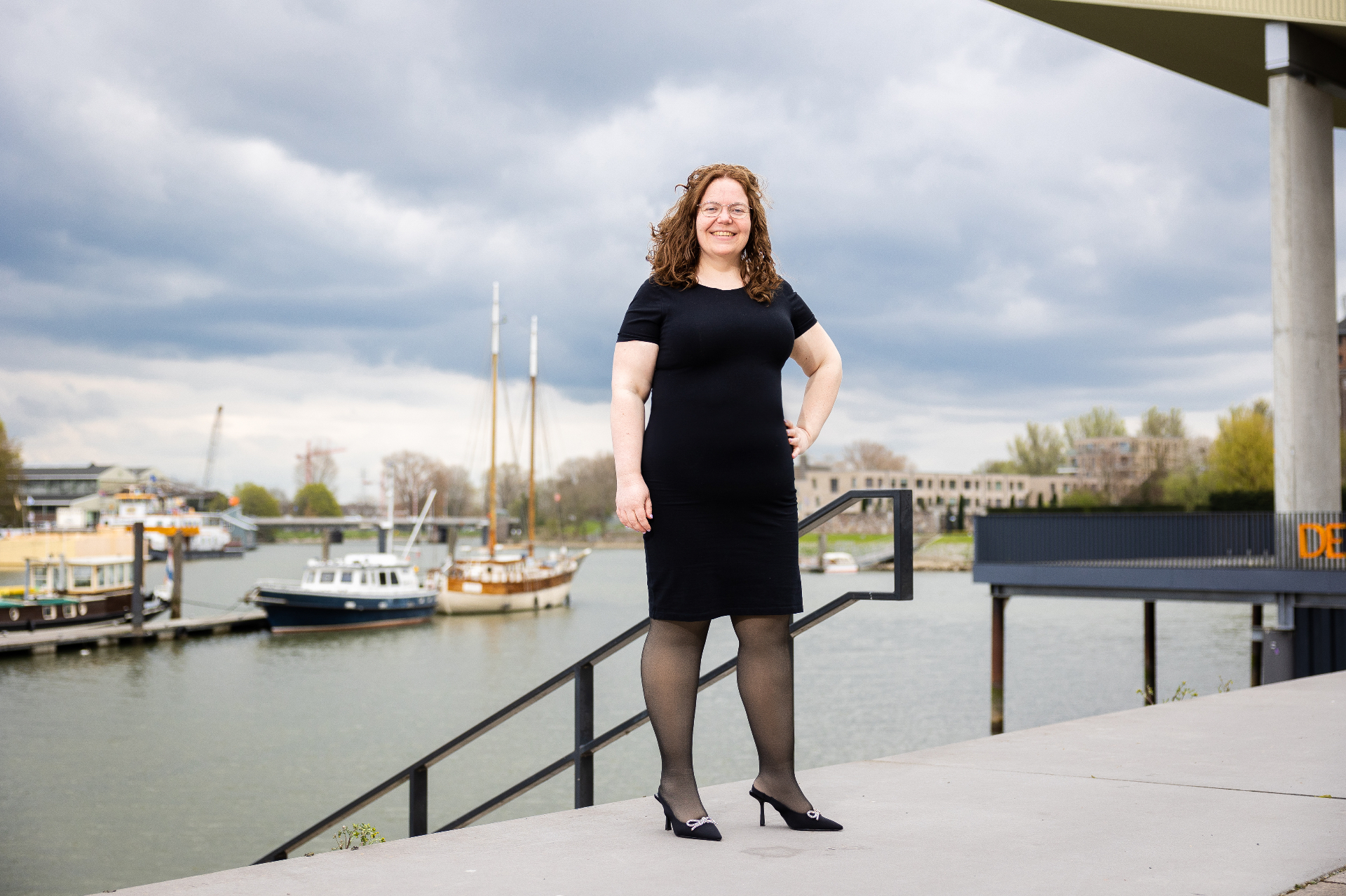 Mirjam van der Stelt aan de haven in Breda
